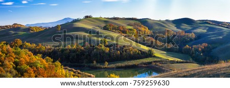 Idyllic rural landscapes and picturesque rolling hills of Tuscany in autumncolors. Italy
