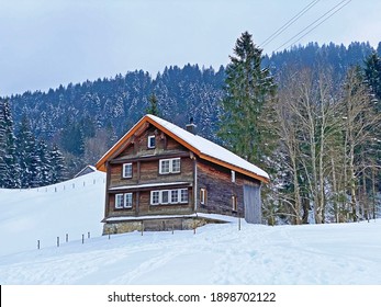 Idyllische Schweizer Almhütten in Winterbekleidung und in frischer Schneedecke auf den Hängen des Alpsteingebirges, Ennetbühl oder Ennetbuehl - Kanton St. Gallen, Schweiz (Schweiz)