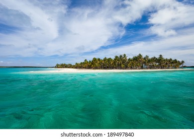 Idyllic tropical island and turquoise ocean water in Bahamas