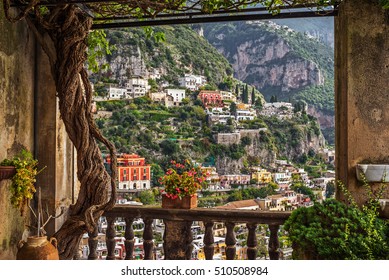 Idyllischer Blick auf das historische und berühmte Küstendorf "Positano" mit seiner Kirche in der Nähe von Neapel in Süditalien