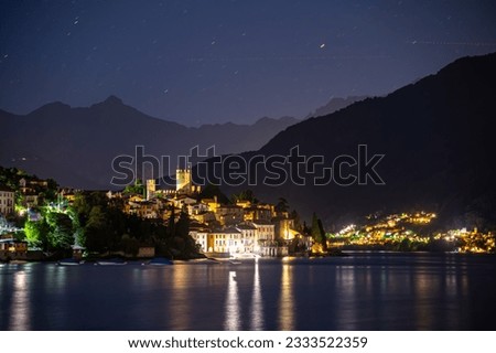 Il paese di Santa Maria Rezzonico, sul lago di Como, fotografato in una serata estiva, con la sua torre e le alpi sullo sfondo. Stok fotoğraf © 