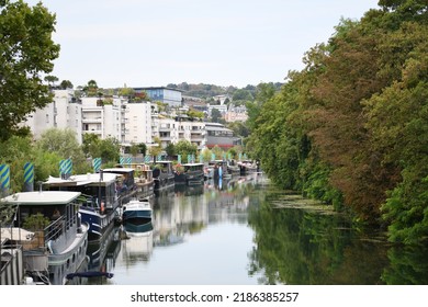 Ile Saint Germain In The Middle Of The Seine River With Access From Issy-les-Moulineaux, In Greater Paris.