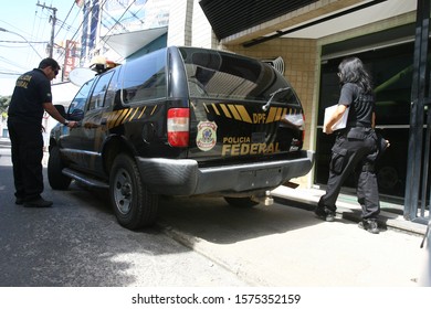 ILHEUS, BAHIA / BRAZIL - August 2, 2011: Federal Police Agents During The Execution Of Search Warrant And Seizure In A Medical Clinic Of The City Of Ilhéus, During Operation 