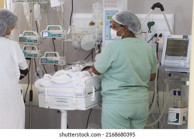 Ilheus, Bahia, Brazil - May 24, 2022: Health Professional With A Child Hospitalized In The Neonatal ICU Of A Public Maternity Hospital In The City Of Ilheus.