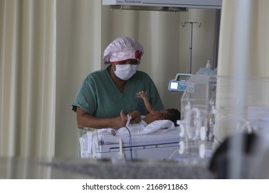 Ilheus, Bahia, Brazil - May 24, 2022: Health Professional With A Child Hospitalized In The Neonatal ICU Of A Public Maternity Hospital In The City Of Ilheus.