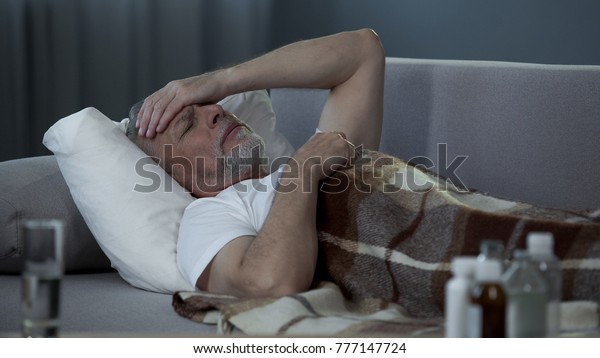 Zdjęcie Stockowe „chory Starszy Mężczyzna Leżący W łóżku” 777147724 Shutterstock 9828