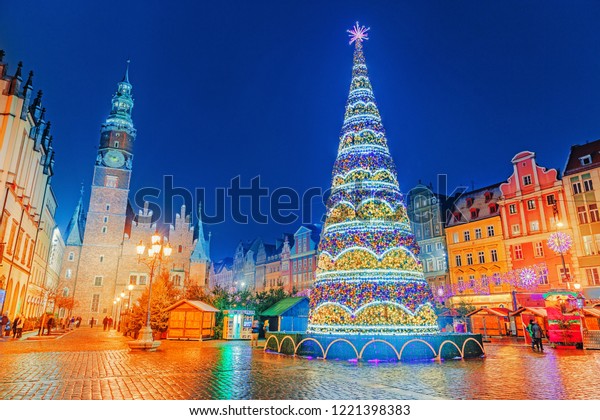 ポーランドのヴロツローにあるクリスマスマーケットで 旧市街の中央広場にクリスマスツリーを照らした 新年の雰囲気 明るく飾られたお祭りの街 夜景 ヨーロッパの伝統 の写真素材 今すぐ編集
