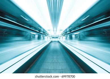beleuchtete, bewegliche blaue Rolltreppe innerhalb des modernen Flughafens