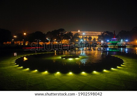 Illuminated, Parliament house, India is the seat of the Parliament of India. At a distance of 750 meters from Rashtrapati Bhavan, it is located along Sansad Marg which crosses the Central Vista.  Stockfoto © 