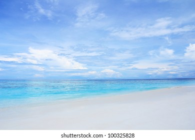 Wit zandstrand en helderblauwe zee met prachtige lucht