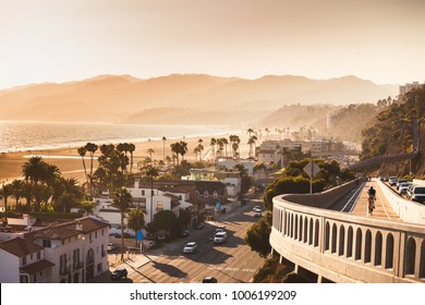 Sonnenuntergang in Santa Monica, Blick auf Strand, Pazifik und Autobahn, weicher Fokus und geringer Kontrast durch Rimlight, monochromer Vintage