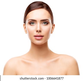 Frau Schönheitsporträt, natürliche Lippen Augen Make-up und Gesicht Hautpflege, junges Modell isoliert auf Weiß, Blick auf die Kamera