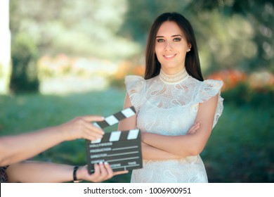 Nữ diễn viên tươi cười thử vai cho buổi casting video phim điện ảnh. Người phụ nữ đọc phần của mình trên micrô cho một vai diễn