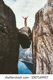 นักท่องเที่ยวหญิงบนภูเขา Kjeragbolten ยกมือขึ้น การเดินทางในนอร์เวย์ ภูเขา Kjerag วันหยุดสุดขั้ว การผจญภัย นักท่องเที่ยว อารมณ์ดี ความสำเร็จ แนวคิด