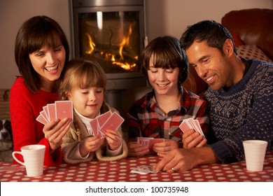 Potret Kartu Bermain Keluarga Di Dekat Cosy Log Fire