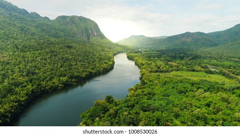 Hermoso paisaje natural del río en el bosque verde tropical del sudeste asiático con montañas en el fondo, toma de drones con vista aérea
