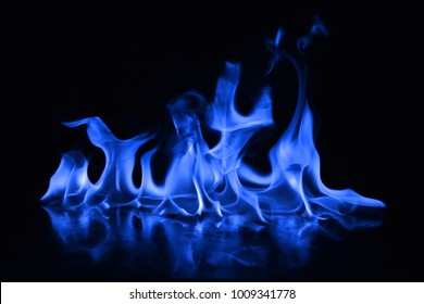 Api biru api yang indah dengan latar belakang hitam.