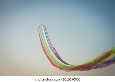 2017 年 12 月 2 日にアラブ首長国連邦のアブダビで開催された第 47 回アラブ首長国連邦建国記念日航空ショーのカラフルな煙でアクロバティックな飛行機の編隊