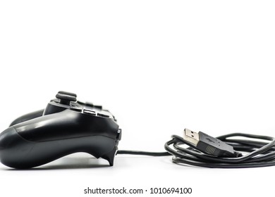 controlador de juego negro con una línea de carga aislada en fondo blanco