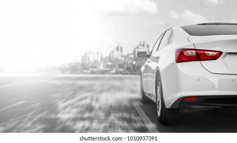Een auto die accelereert op een snelweg wanneer hij naar de stad reist