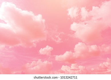 パステルカラーの太陽と雲の背景