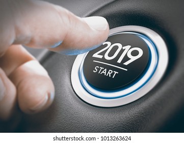 Vinger die op een startknop van 2019 drukt. Concept van het nieuwe jaar, tweeduizend negentien. Composiet tussen een fotografie en een 3D-achtergrond