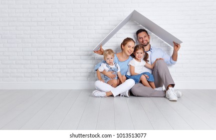 concept huisvesting van een jong gezin. moeder vader en kinderen in een nieuw huis