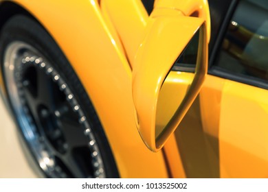 豪華な黄色のスポーツカー ミラー、クローズ アップ写真。イタリアの車のデザイン