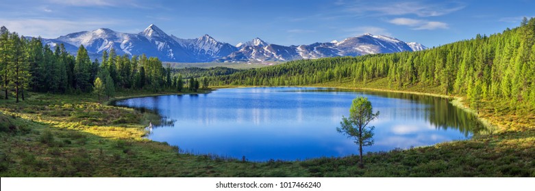 Berglandschap, meer en bergketen, groot panorama, Altai