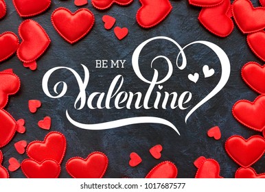 Be My Valentine 손글씨 비문. 발렌타인 데이 인사말 카드용 진한 파란색 배경에 빨간색 하트 프레임.