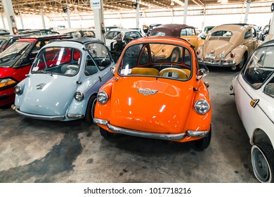 ナコンパトム, タイ - 2018 年 2 月 4 日: Jesada Technik 博物館でビンテージ車. 多くのブランドとクラシック モデル メルセデス、ボルボ、シボレーが含まれています。