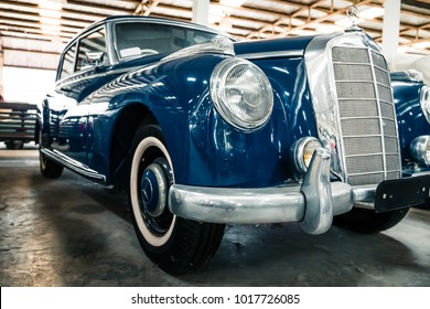 NAKHON PATHOM, THAILAND - 4 FEB 2018: Mobil antik di Museum Jesada Technik. Model klasik biru merek Mercedes.