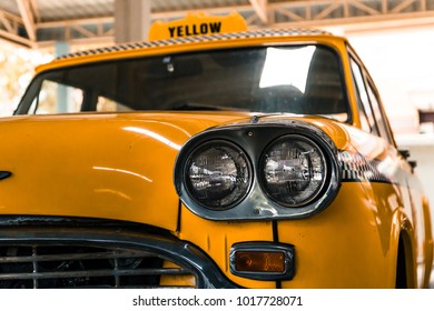 ナコンパトム, タイ - 2018 年 2 月 4 日: Jesada Technik 博物館でビンテージ車. クラシックモデルのタクシー。
