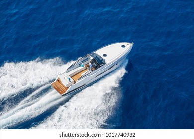 Luftbild Luxus-Motorboot