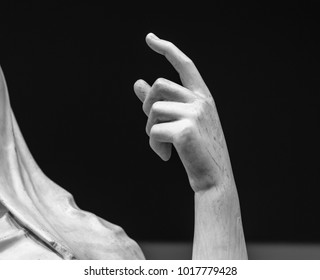 Detalhe de uma estátua de pedra representando uma mão humana.