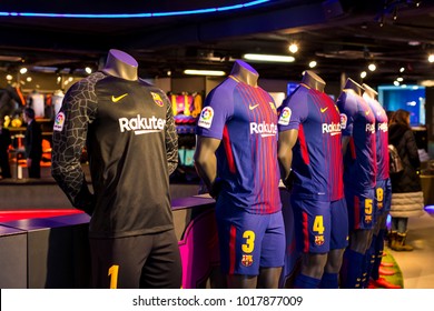 BARCELONA, SPANJE - 12 JANUARI 2018: Officiële winkel Fc Barcelona, ​​kleding- en schoenenteam van souvenirs en parafernalia voor fans van het team en bezoekers van het stadion.