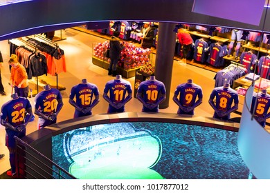 BARCELONA, SPANJE - 12 JANUARI 2018: Officiële winkel Fc Barcelona, ​​kleding- en schoenenteam van souvenirs en parafernalia voor fans van het team en bezoekers van het stadion.