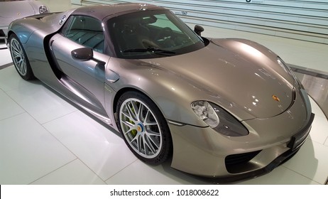 Stoccarda, Germania - 24 gennaio 2018 - Porsche 918 Spyder (2014) al Museo Porsche di Stoccarda
