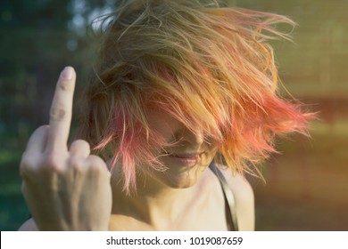 クールなヒップスターの赤毛の女の子が叫び、岩の手のジェスチャーを作ります。手のジェスチャーで表されるロック音楽のコンセプト。ロック ロール ヘビー メタル サイン