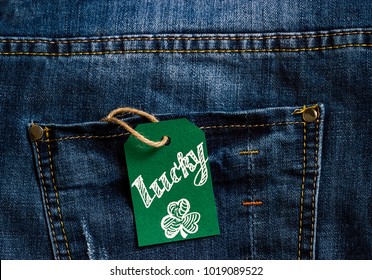 Label dengan pesan "keberuntungan" mengintip dari saku celana jeans modis. Selebaran undangan untuk pesta St. Patrick. Semoga Anda beruntung dan selamat Hari St. Patrick