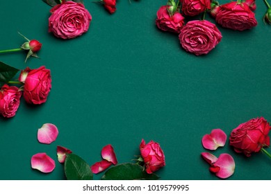 Blummen Kader. Rosen, e Bouquet vu pionfërmege Rousen op engem faarwege Hannergrond, rosa pionfërmege Rousen. Cadeau fir Vältesdag an 8. Mars Roses