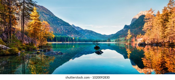 Fantasztikus őszi panoráma a Hintersee-tóra. Színes reggeli kilátás a bajor Alpokra, az osztrák határon, Németország, Európa. A természet szépsége koncepció háttér.