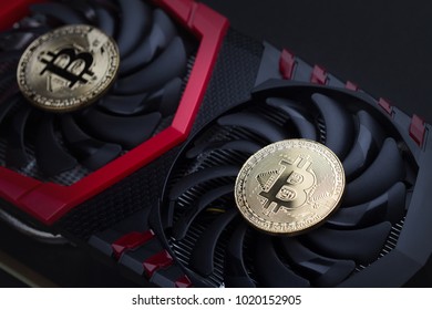 Cận cảnh khái niệm khai thác tiền điện tử với bitcoin vàng trên đầu máy tính người hâm mộ đen thẻ video biểu diễn