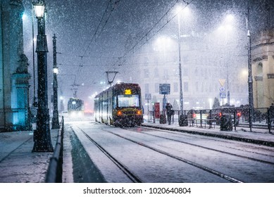 Fuertes nevadas severas en Varsovia. Una noche de invierno nevada en la ciudad.