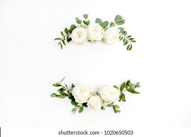 Blumenrahmenkranz aus weißen Rosenblütenknospen und Eukalyptus auf weißem Hintergrund. Flache Lage, Draufsichtmodell.
