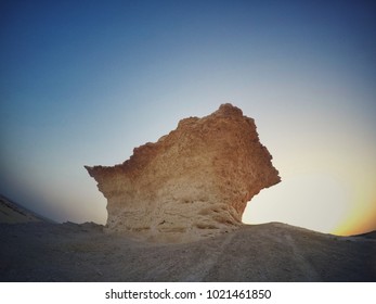 砂漠の真ん中にあるゼクリート要塞、カタール、2015 年 5 月