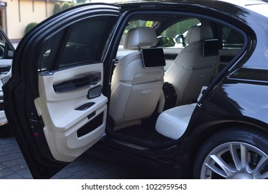 Paparan di tempat duduk belakang kereta