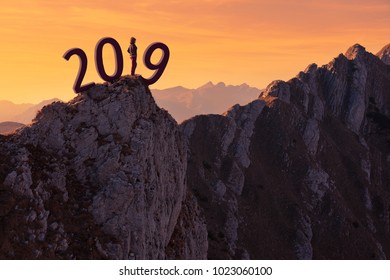 Wanita muda berdiri di tepi punggungan gunung dan merenungkan pemandangan indah saat matahari terbenam, ketidakpastian untuk tahun baru 2019 mendatang. Konsep masa depan dan waktu berlalu.