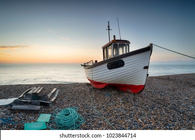 Un barco de pesca en funcionamiento en la playa de Dungeness en la costa de Kent