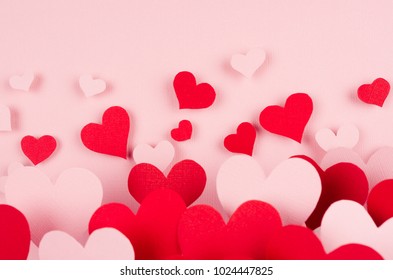 Hati kertas merah dan merah jambu dengan perspektif kabur pada latar belakang warna merah jambu lembut. Konsep hari Valentine untuk reka bentuk.